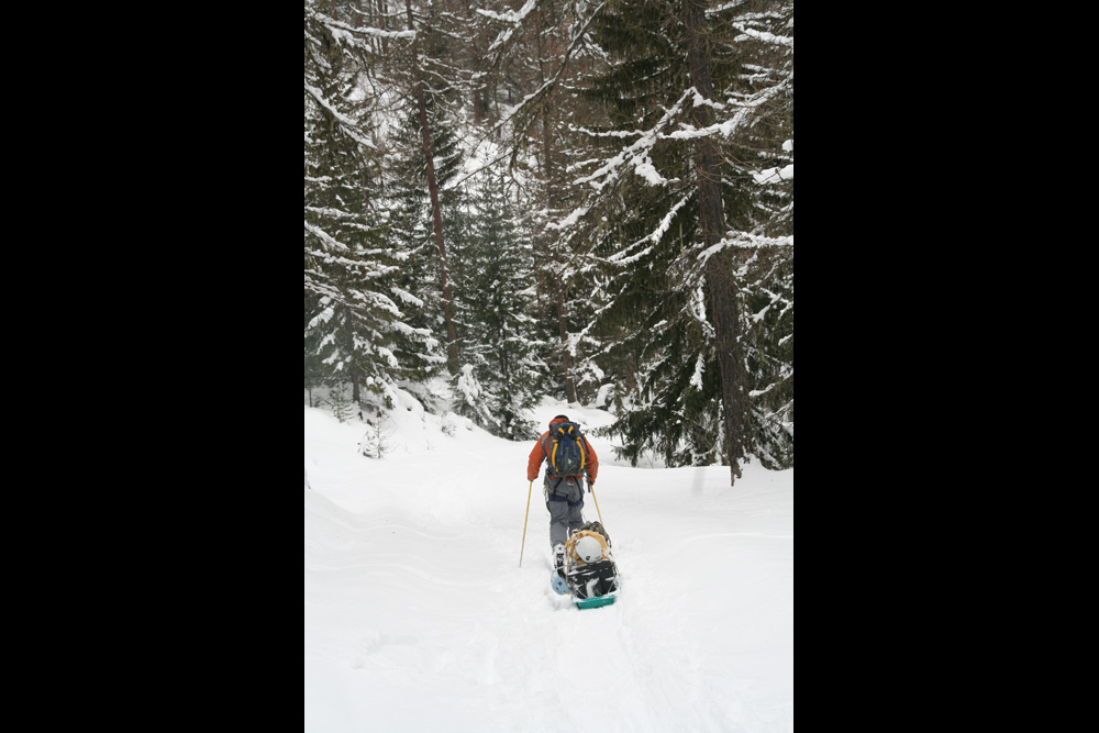 Transport of the equipment, up to the icefall