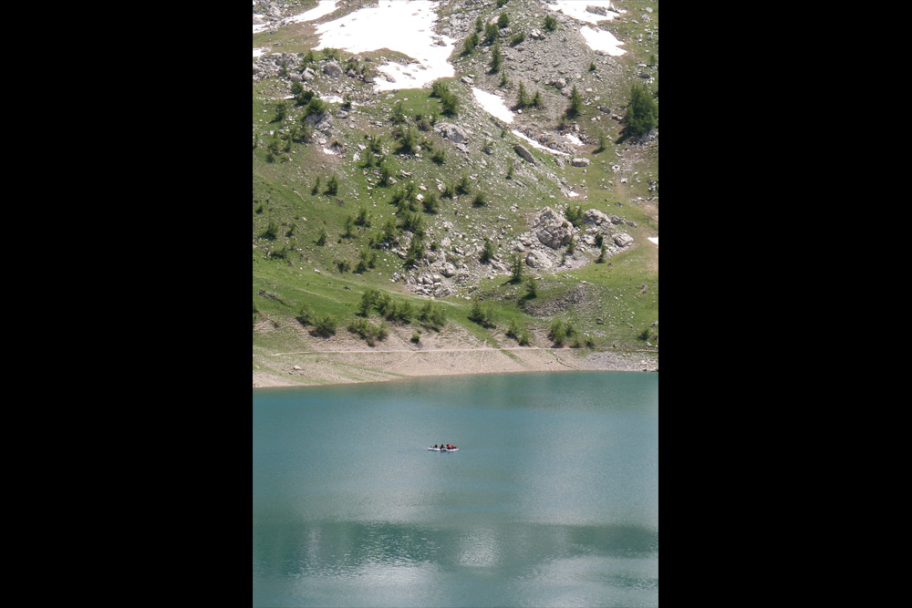 Une équipe de scientifiques effectuent des carottages dans le Lac d’Allos