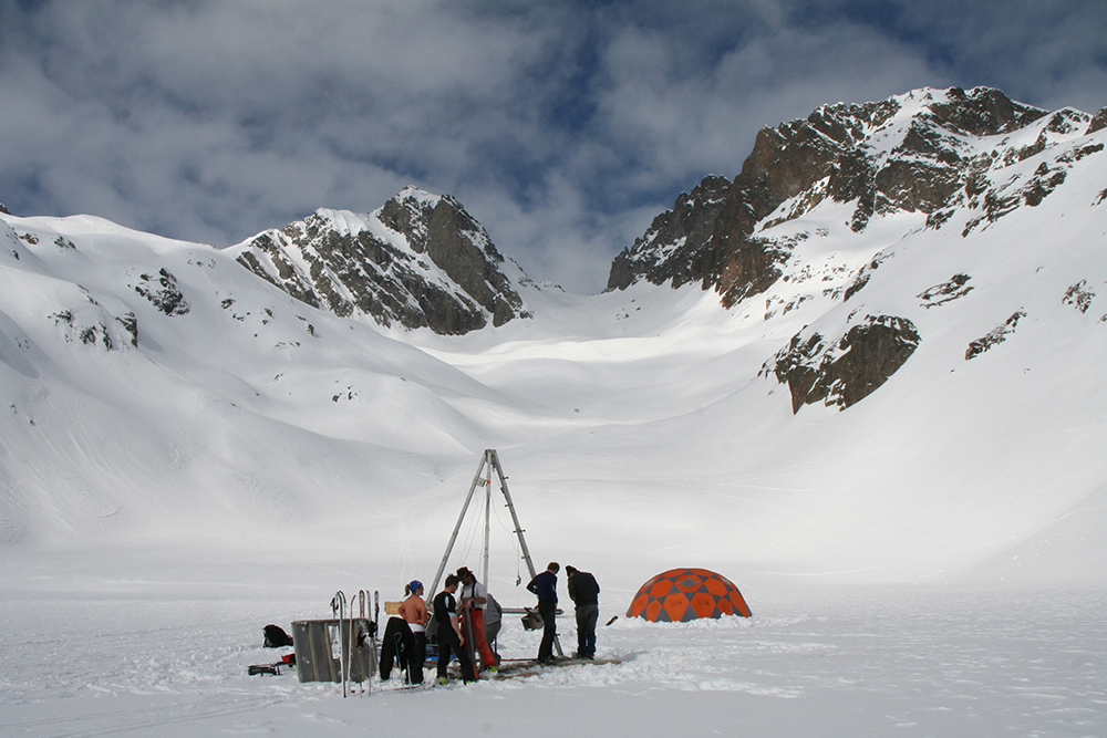 Lac Blanc gelé, carottages par des scientifiques pour l’étude des sédiments