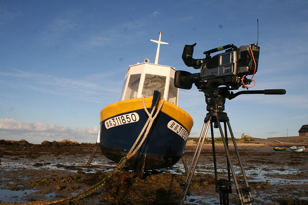 Un petit bateau de pêche, tout près du phare de l'Ile Vierge