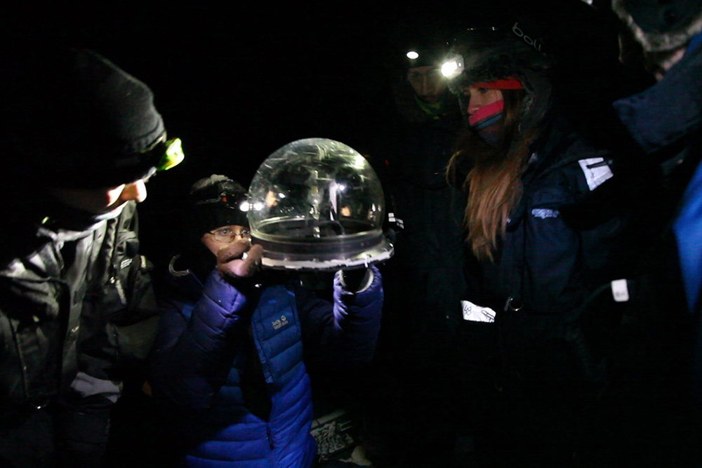 Pose des appareils scientifiques sur le toît de l'observatoire