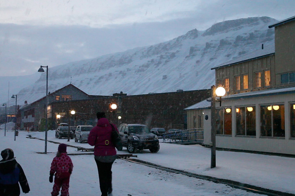 Dans une rue de Longyearbyen