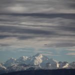Les nuages semblent respecter le Mont-Blanc, pour le bonheur des passagers d'un avion.