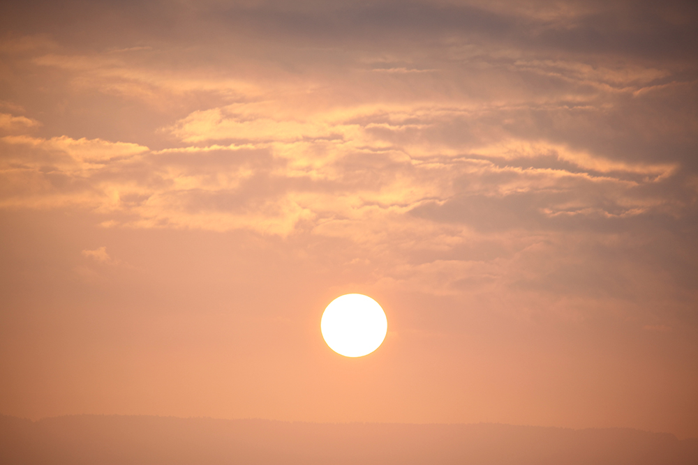 Coucher de soleil... Non, lever au-dessus de Genève.