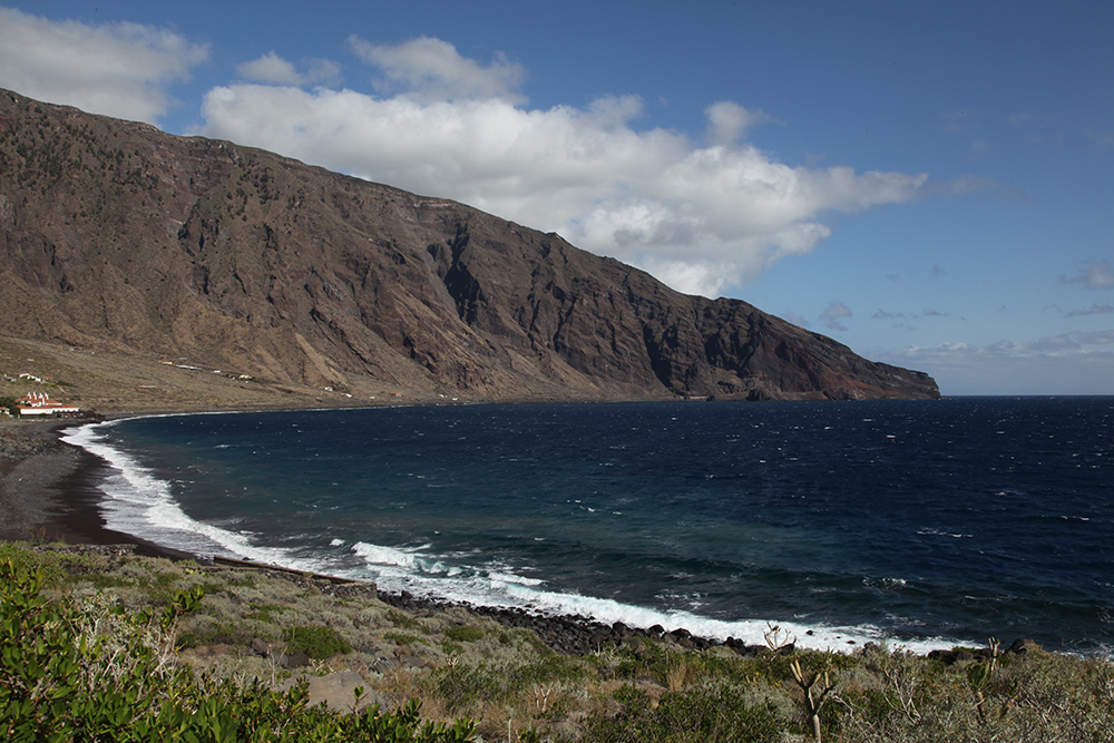 Une plage de sable noir sur la secrète île de El Hierro