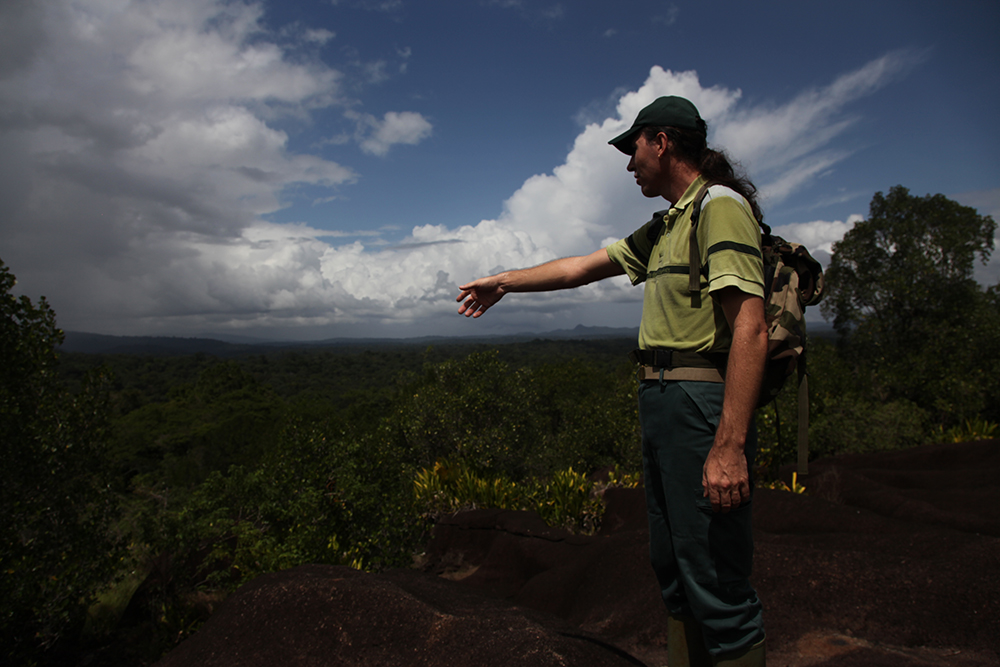 Olivier Brunaux nous guide sur le terrain