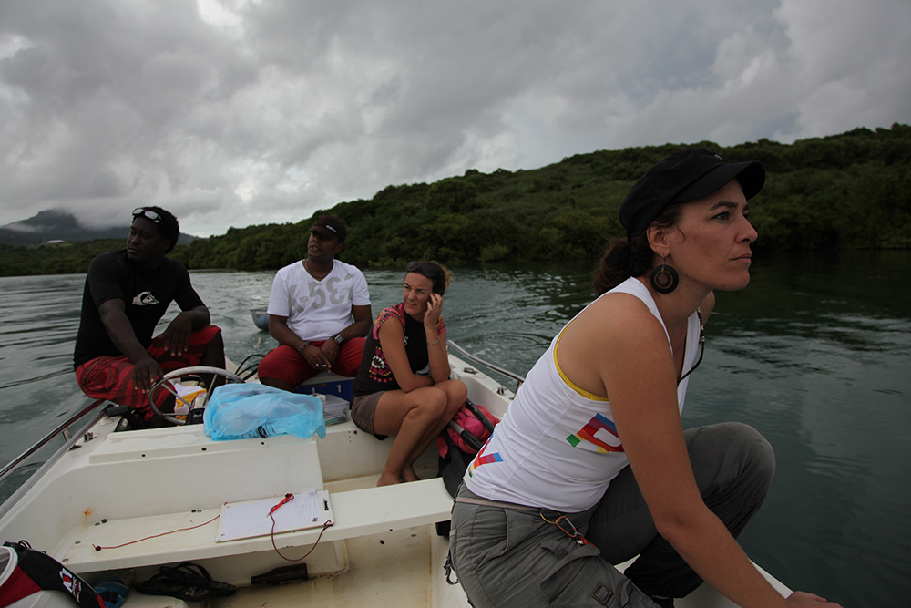 Mélanie avec la très dynamique équipe spécialisée dans les balades en barques à fond transparent