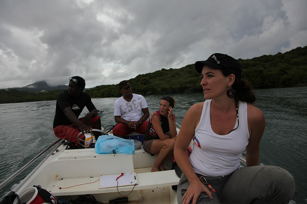 Mélanie avec la très dynamique équipe spécialisée dans les balades en barques à fond transparent